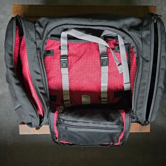 Tom Bihn Aeronaut 45 - RARE - Black 1050d Ballistic / Full Red Halcyon Interior - Picture 1 of 3